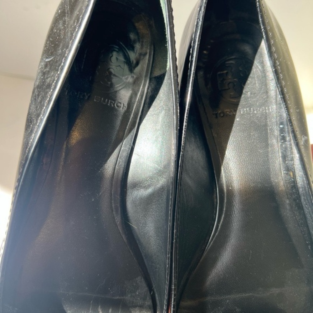 Tory Burch black size 8m water look flat - Picture 2 of 6